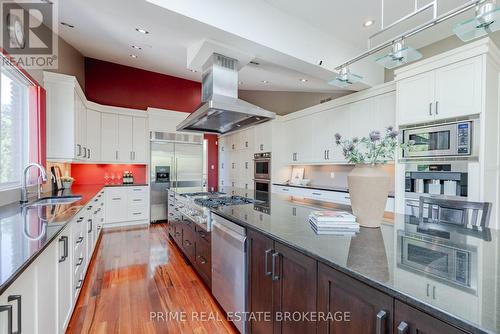 15 Lansdowne Park Crescent, Middlesex Centre (Komoka), ON - Indoor Photo Showing Kitchen With Upgraded Kitchen