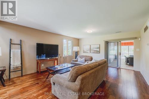 15 Lansdowne Park Crescent, Middlesex Centre (Komoka), ON - Indoor Photo Showing Living Room