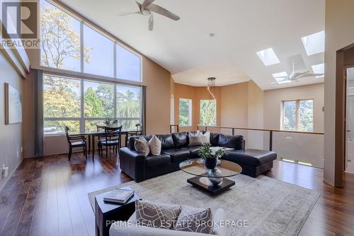 15 Lansdowne Park Crescent, Middlesex Centre (Komoka), ON - Indoor Photo Showing Living Room