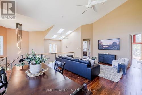 15 Lansdowne Park Crescent, Middlesex Centre (Komoka), ON - Indoor Photo Showing Living Room