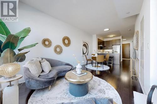 323 - 8228 Birchmount Road, Markham (Unionville), ON - Indoor Photo Showing Living Room