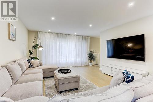 2059 Northern Avenue, Innisfil, ON - Indoor Photo Showing Living Room