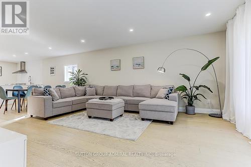 2059 Northern Avenue, Innisfil, ON - Indoor Photo Showing Living Room