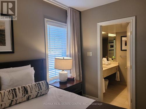 2054-55 - 90 Highland Drive, Oro-Medonte (Horseshoe Valley), ON - Indoor Photo Showing Bedroom