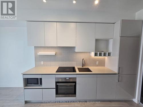 2703 - 950 Portage Parkway E, Vaughan, ON - Indoor Photo Showing Kitchen