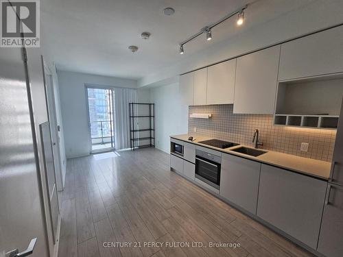 2703 - 950 Portage Parkway E, Vaughan, ON - Indoor Photo Showing Kitchen