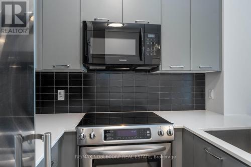 908 - 9471 Yonge Street, Richmond Hill (Observatory), ON - Indoor Photo Showing Kitchen