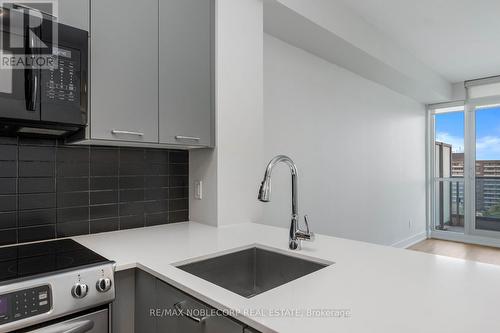 908 - 9471 Yonge Street, Richmond Hill (Observatory), ON - Indoor Photo Showing Kitchen