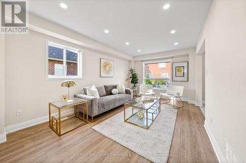 10 Paddle Gate, Richmond Hill (Oak Ridges Lake Wilcox), ON - Indoor Photo Showing Living Room