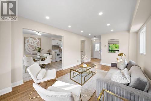 10 Paddle Gate, Richmond Hill (Oak Ridges Lake Wilcox), ON - Indoor Photo Showing Living Room