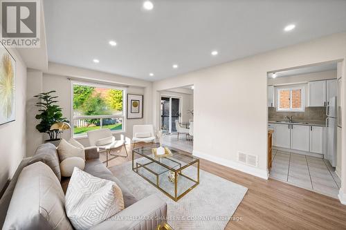 10 Paddle Gate, Richmond Hill, ON - Indoor Photo Showing Living Room