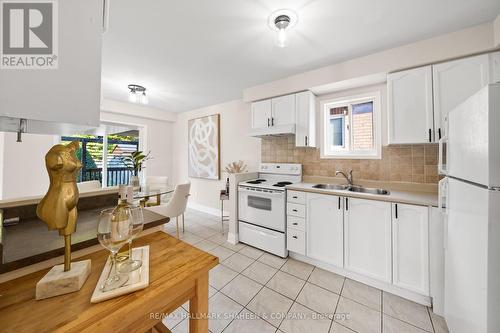 10 Paddle Gate, Richmond Hill, ON - Indoor Photo Showing Kitchen With Double Sink