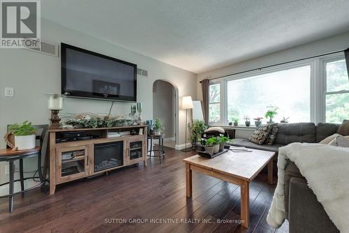 47 Holgate Street, Barrie (Allandale), ON - Indoor Photo Showing Living Room