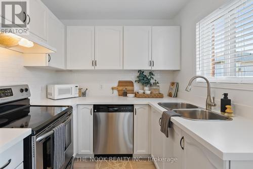 14 Barron Court, Clarington (Courtice), ON - Indoor Photo Showing Kitchen With Double Sink