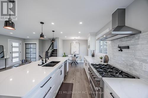 407 Beechwood Crescent, Burlington (Appleby), ON - Indoor Photo Showing Kitchen With Double Sink With Upgraded Kitchen