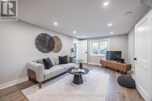 407 Beechwood Crescent, Burlington, ON - Indoor Photo Showing Living Room