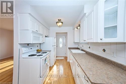 7635 Ronnie Crescent, Niagara Falls, ON - Indoor Photo Showing Kitchen