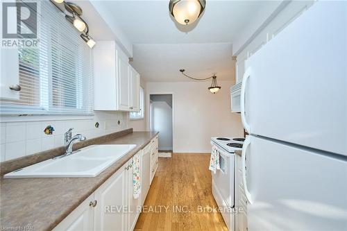 7635 Ronnie Crescent, Niagara Falls, ON - Indoor Photo Showing Kitchen With Double Sink