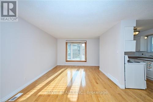 7635 Ronnie Crescent, Niagara Falls, ON - Indoor Photo Showing Kitchen