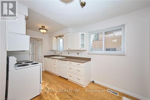 7635 Ronnie Crescent, Niagara Falls, ON - Indoor Photo Showing Kitchen