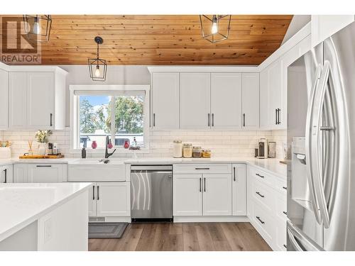 4030 Sunshine Road, Kelowna, BC - Indoor Photo Showing Kitchen With Stainless Steel Kitchen With Upgraded Kitchen