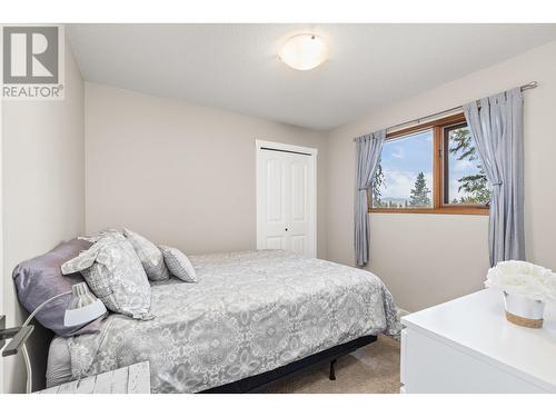 4030 Sunshine Road, Kelowna, BC - Indoor Photo Showing Bedroom