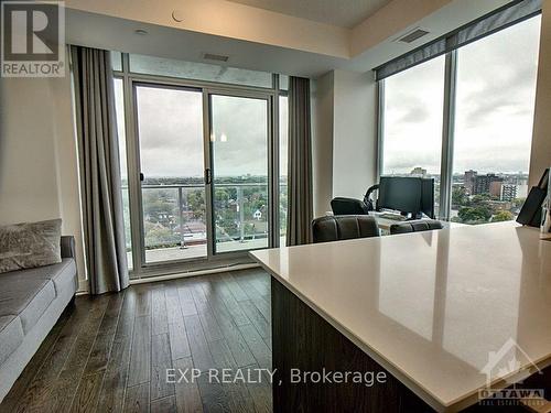 1312 - 255 Bay Street, Ottawa, ON - Indoor Photo Showing Living Room