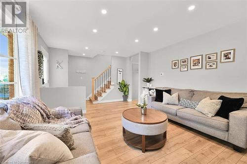 26 Elford Crescent, Hamilton, ON - Indoor Photo Showing Living Room