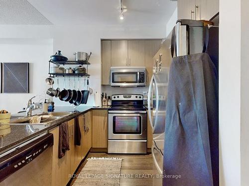 323-90 Stadium Rd, Toronto, ON - Indoor Photo Showing Kitchen