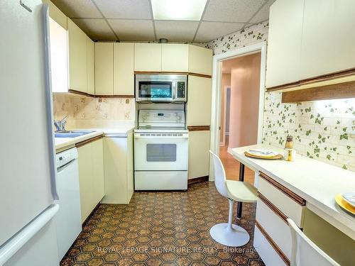 15 Inniswood Dr, Toronto, ON - Indoor Photo Showing Kitchen With Double Sink