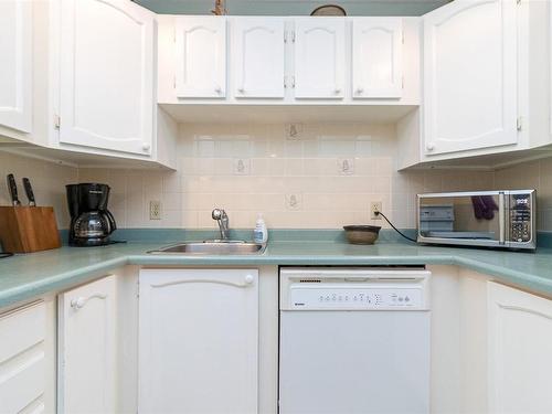 201-10016 Third St, Sidney, BC - Indoor Photo Showing Kitchen