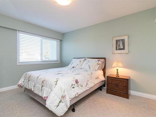 201-10016 Third St, Sidney, BC - Indoor Photo Showing Bedroom