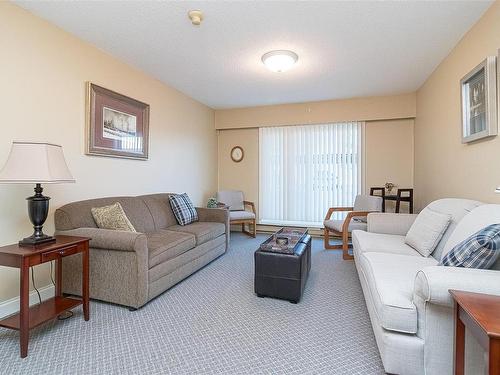 201-10016 Third St, Sidney, BC - Indoor Photo Showing Living Room