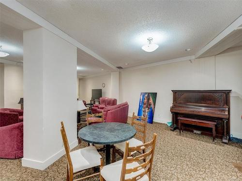 403-225 Belleville St, Victoria, BC - Indoor Photo Showing Living Room