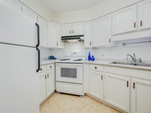 403-225 Belleville St, Victoria, BC - Indoor Photo Showing Kitchen With Double Sink