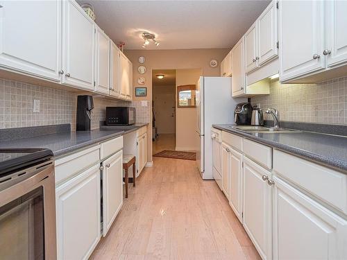 314-1419 Stadacona Ave, Victoria, BC - Indoor Photo Showing Kitchen With Double Sink