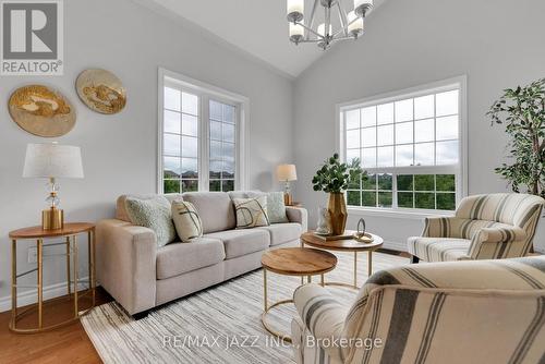 219 Fenning Drive, Clarington (Courtice), ON - Indoor Photo Showing Living Room