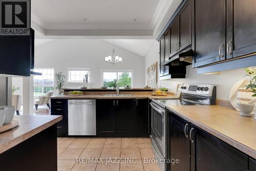 219 Fenning Drive, Clarington (Courtice), ON - Indoor Photo Showing Kitchen