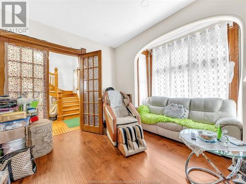 595 Cataraqui, Windsor, ON - Indoor Photo Showing Living Room