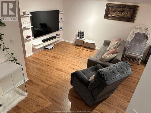 7929 Hawthorne Drive, Windsor, ON - Indoor Photo Showing Living Room