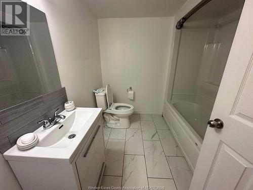 7929 Hawthorne Drive, Windsor, ON - Indoor Photo Showing Bathroom