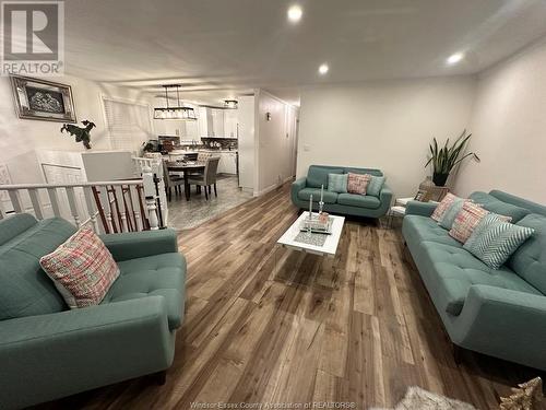 7929 Hawthorne Drive, Windsor, ON - Indoor Photo Showing Living Room