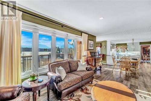 7791 Tilton Lake Road, Sudbury, ON - Indoor Photo Showing Living Room