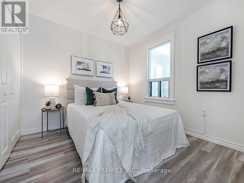 1098 Eastmount Avenue, Mississauga, ON - Indoor Photo Showing Bedroom