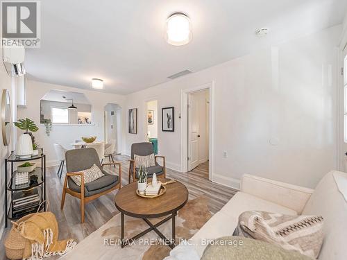 1098 Eastmount Avenue, Mississauga, ON - Indoor Photo Showing Living Room