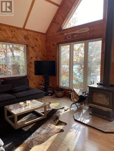 1040 Oak Road, Gravenhurst, ON - Indoor Photo Showing Living Room