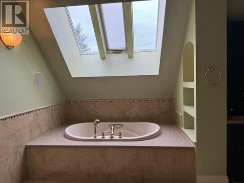 2391 26 Avenue Ne, Salmon Arm, BC - Indoor Photo Showing Bathroom