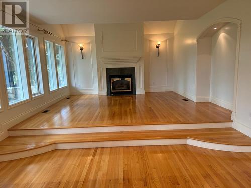 2391 26 Avenue Ne, Salmon Arm, BC - Indoor Photo Showing Living Room With Fireplace