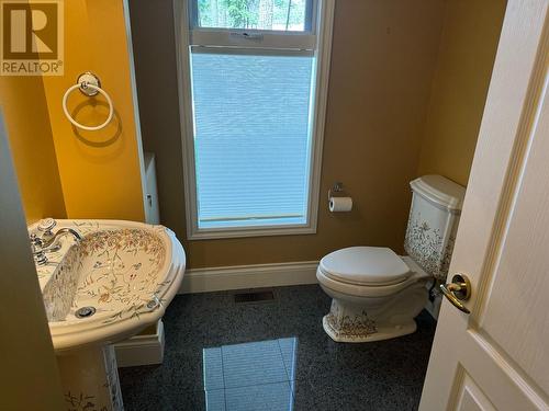 2391 26 Avenue Ne, Salmon Arm, BC - Indoor Photo Showing Bathroom