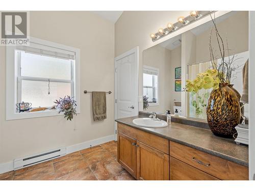 813 Birch Avenue, Kelowna, BC - Indoor Photo Showing Bathroom